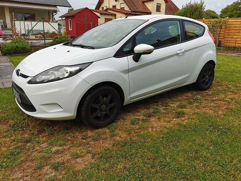 Weiß Gebraucht 2012 Ford Fiesta Trend Kleinwagen | 3.190 € (Guter Preis) - Bild 1/1