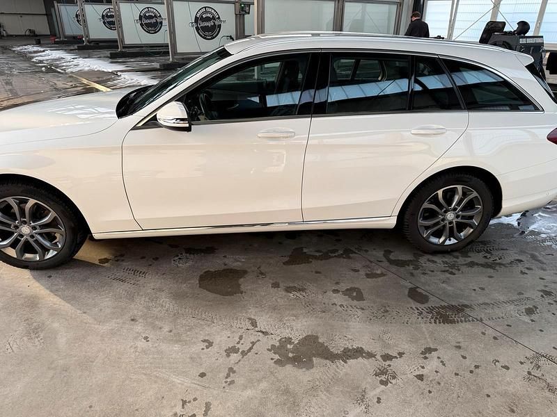 Gebraucht Mercedes C180 156 PS (114 kW) 2016 Weiß Limousine