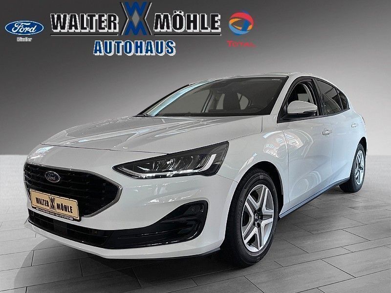 Frostweiß Gebraucht 2022 Ford Focus Limousine | 25.500 € - Bild 1/4