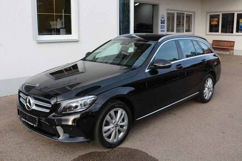 Schwarz Gebraucht 2018 Mercedes C220 Avantgarde Kombi | 24.800 € (Guter Preis) - Bild 1/4