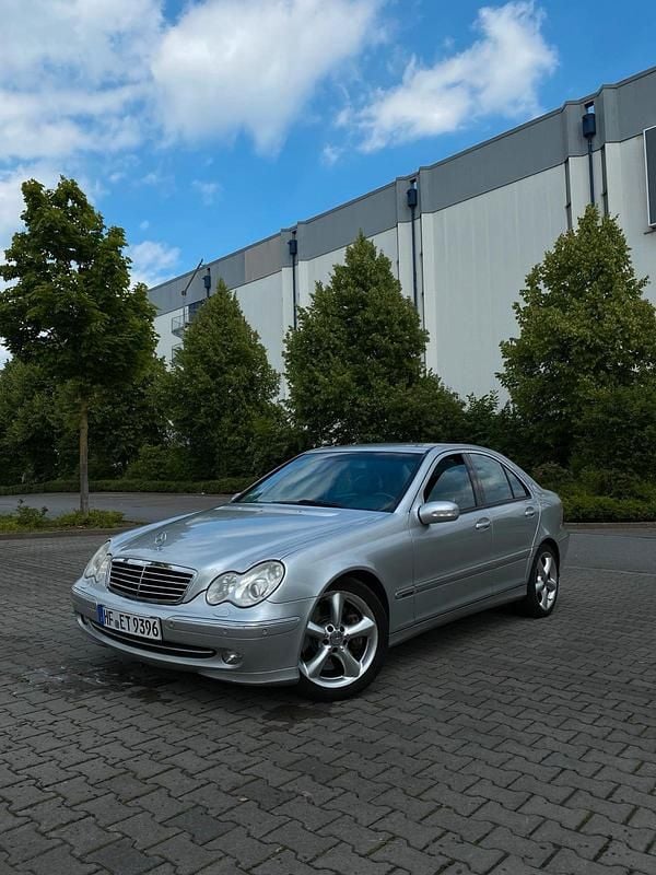 Grau Gebraucht 2004 Mercedes C270 Limousine | 2.900 € (Superpreis) - Bild 1/4