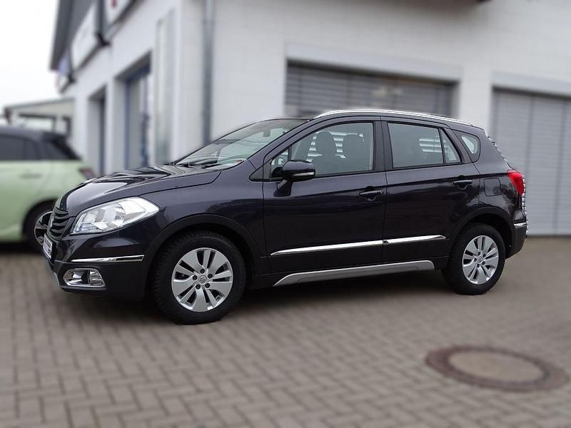 Grau Gebraucht 2013 Suzuki SX4 S-Cross Comfort Limousine | 10.900 € (Fairer Preis) - Bild 1/4