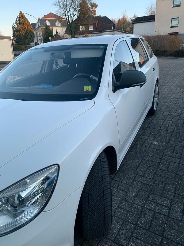 Gebraucht Skoda Octavia 101 PS (74 kW) 2011 Weiß Kombi