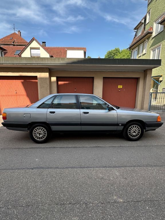 Second-hand Audi 100 116 CP (85 kW) 1988 Albastru Berlinǎ