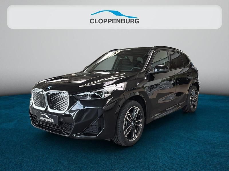 Schwarz Neu 2025 BMW iX1 Luxury Line SUV | 56.380 € (Etwas zu teuer) - Bild 1/4
