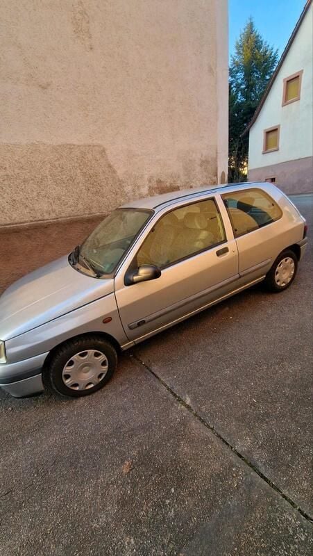 Silber Gebraucht 1997 Renault Clio Kleinwagen | 2.300 € - Bild 1/4