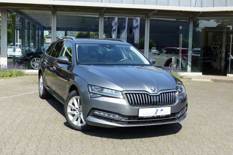 Graphitegrau metallic Gebraucht 2022 Skoda Superb Executive Kombi | 27.880 € (Fairer Preis) - Bild 1/4