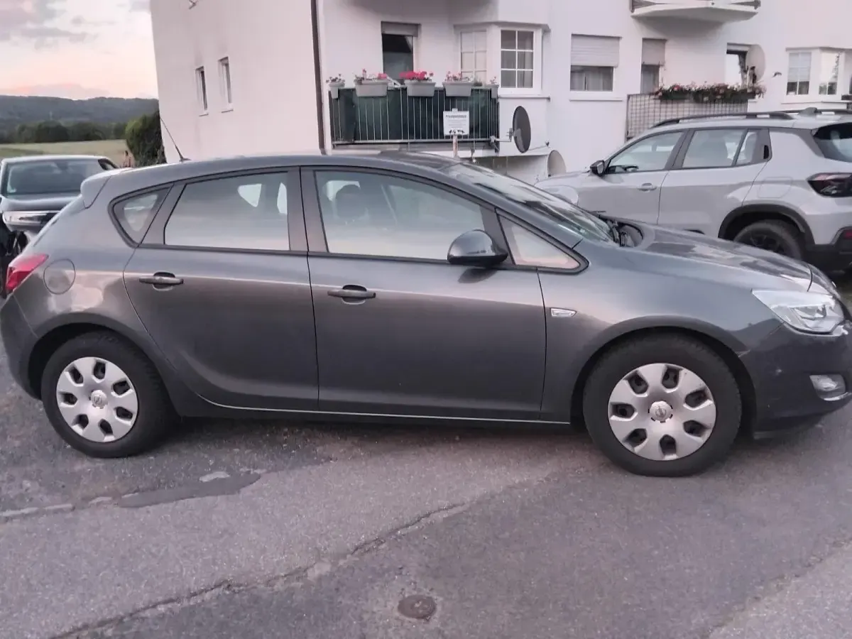 Gebraucht Opel Astra Selection 116 PS (85 kW) 2010 Grau Kombi