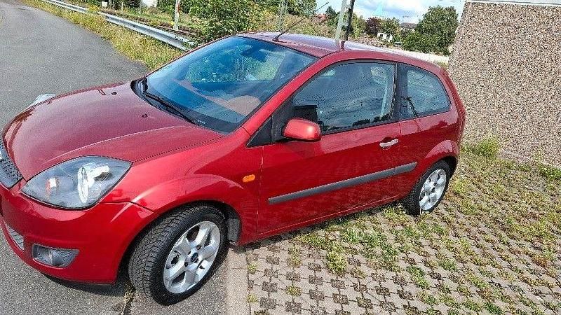 Rot Gebraucht 2007 Ford Fiesta Limousine | 2.200 € (Fairer Preis) - Bild 1/4