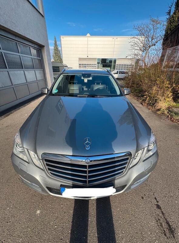 Blau Gebraucht 2011 Mercedes E250 Kombi | 12.300 € (Fairer Preis) - Bild 1/4