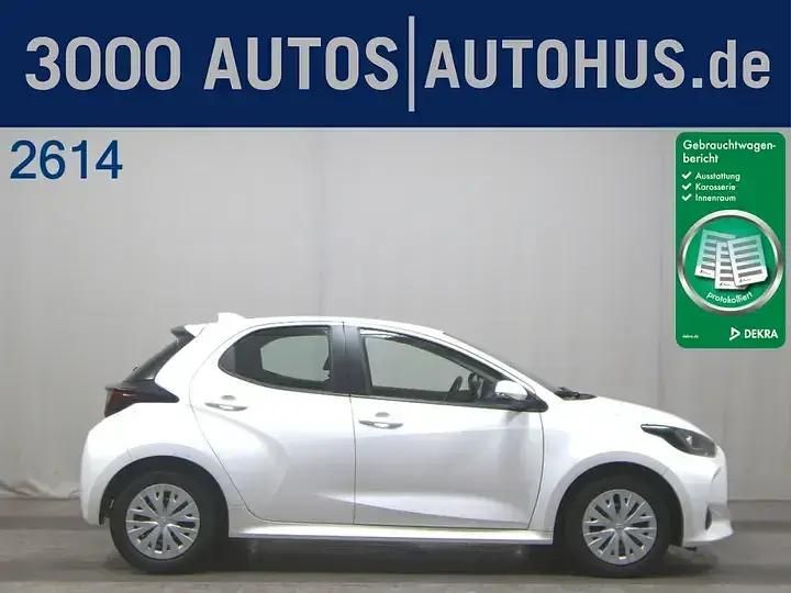 Silver metallic Gebraucht 2022 Toyota Yaris Hybrid Team Kleinwagen | 22.997 € (Fairer Preis) - Bild 1/3