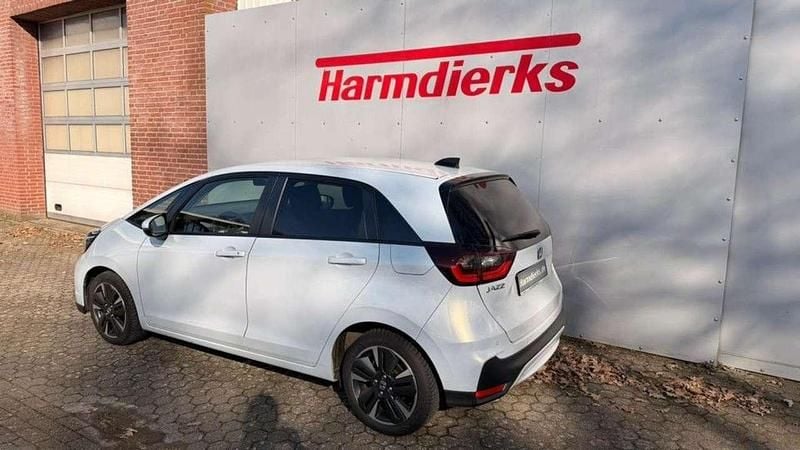 Gebraucht Honda Jazz Advance 107 PS (78 kW) 2023 Premium sunlight white pearl (metallic) Kleinwagen