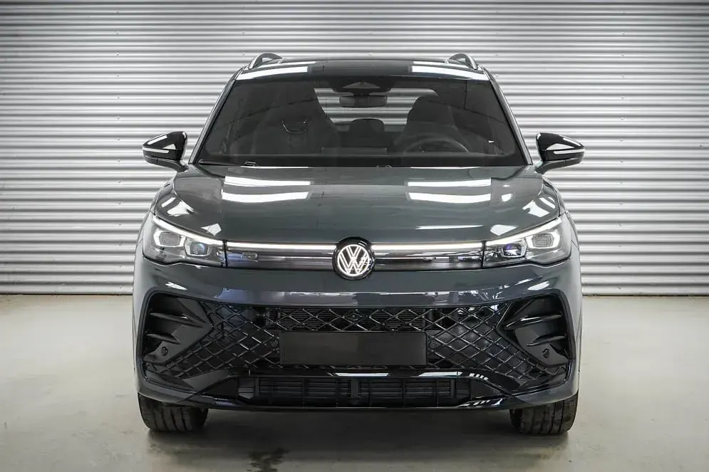 Neu VW Tiguan R-line 193 PS (141 kW) 2025 Grenadillschwarz metallic (0e) SUV