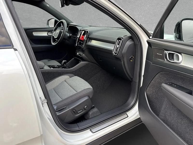 Second-hand Volvo XC40 Plus 163 CP (119 kW) 2025 Alb SUV