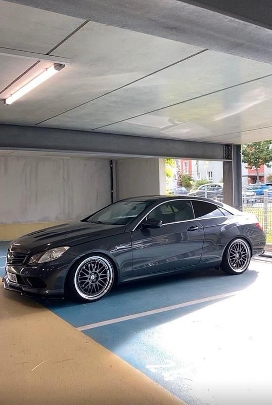 Gebraucht Mercedes E350 AMG 292 PS (214 kW) 2009 Grau Coupé