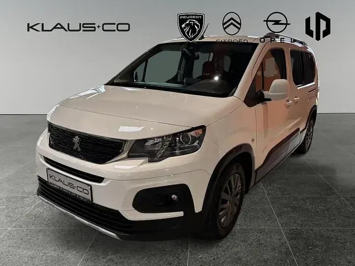 Schwarz Gebraucht 2022 Peugeot 5008 Active Van / Kleinbus | 19.990 € (Superpreis) - Bild 1/4