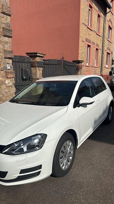 Gebraucht VW Golf VII 110 PS (80 kW) 2015 Weiß Kleinwagen