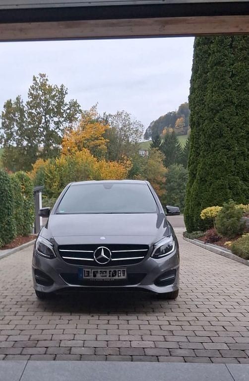 Grau Gebraucht 2016 Mercedes B200 Van / Kleinbus | 12.000 € (Fairer Preis) - Bild 1/4