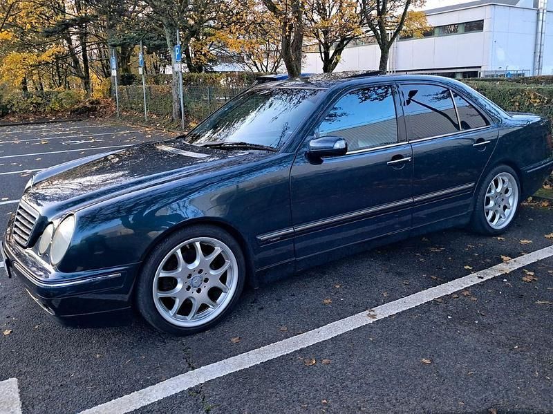 Schwarz Gebraucht 2000 Mercedes E320 Avantgarde Limousine | 7.250 € (Teuer) - Bild 1/4