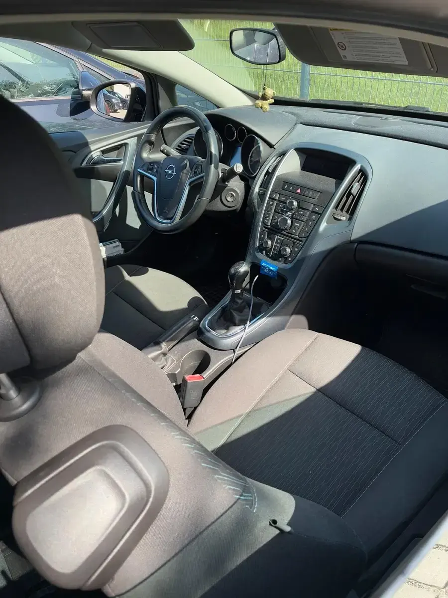 Gebraucht Opel Astra GTC 140 PS (102 kW) 2011 Schwarz Coupé