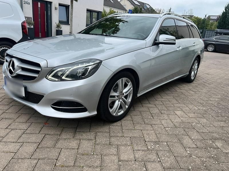 Grau Gebraucht 2015 Mercedes E220 Kombi | 13.001 € (Guter Preis) - Bild 1/4