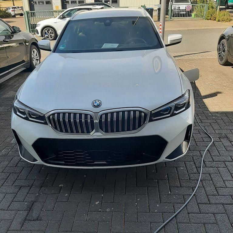 Weiß Gebraucht 2023 BMW 330e M Sport Kombi | 38.950 € (Guter Preis) - Bild 1/4