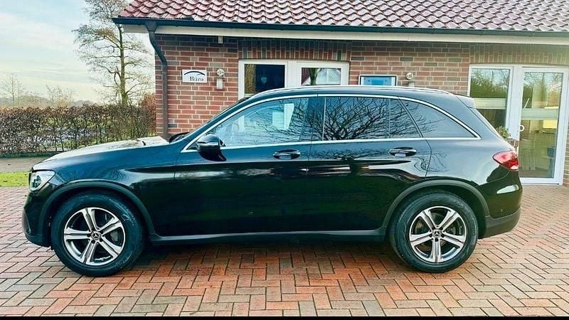 Schwarz Gebraucht 2018 Mercedes GLC220 SUV | 23.850 € (Guter Preis) - Bild 1/4