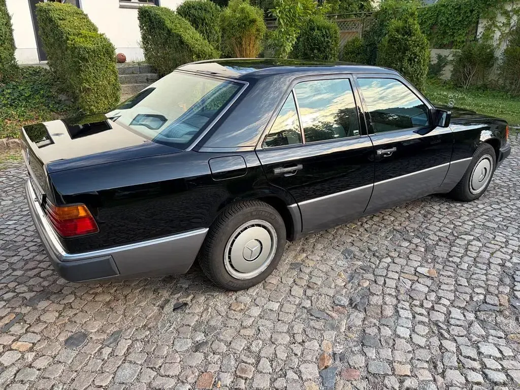 Gebraucht Mercedes E200 136 PS (100 kW) 1992 Schwarz Limousine