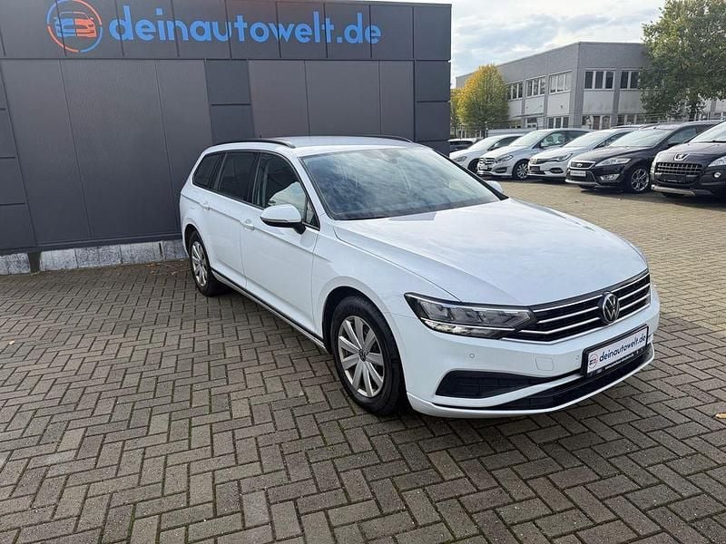 Weiß Gebraucht 2021 VW Passat Conceptline Kombi | 15.900 € (Guter Preis) - Bild 1/4