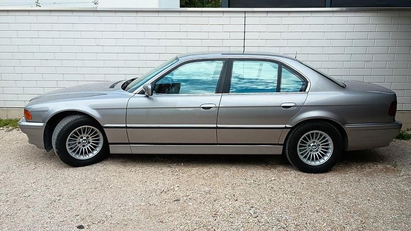 Silber Gebraucht 1996 BMW 740 Limousine | 13.990 € - Bild 1/4