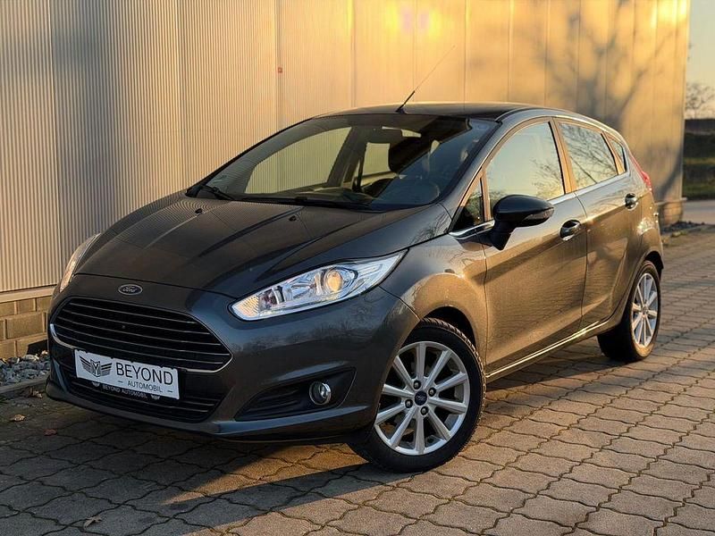 Gebraucht Ford Fiesta Titanium 101 PS (74 kW) 2016 Grau Limousine
