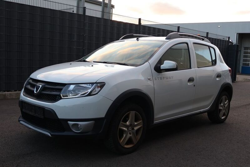 Weiß Gebraucht 2014 Dacia Sandero Stepway Ambiance Kleinwagen | 3.950 € (Superpreis) - Bild 1/4