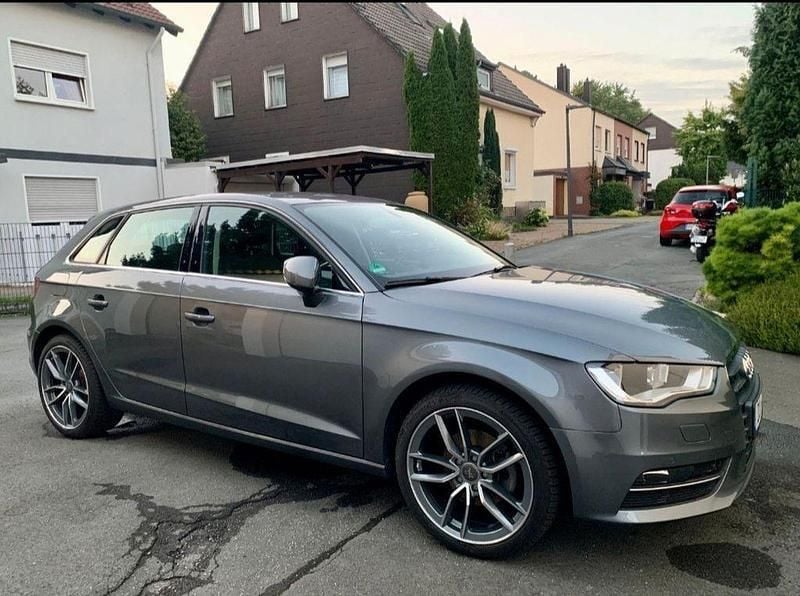 Grau Gebraucht 2013 Audi A3 Sportback Ambiente Limousine | 10.850 € (Guter Preis) - Bild 1/4