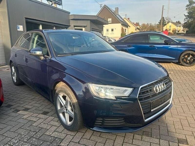 Blau Gebraucht 2017 Audi A3 Comfort Limousine | 14.400 € (Guter Preis) - Bild 1/4