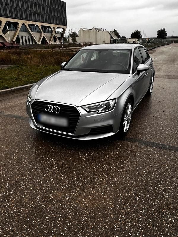 Silber Gebraucht 2017 Audi A3 Kleinwagen | 13.750 € (Fairer Preis) - Bild 1/4