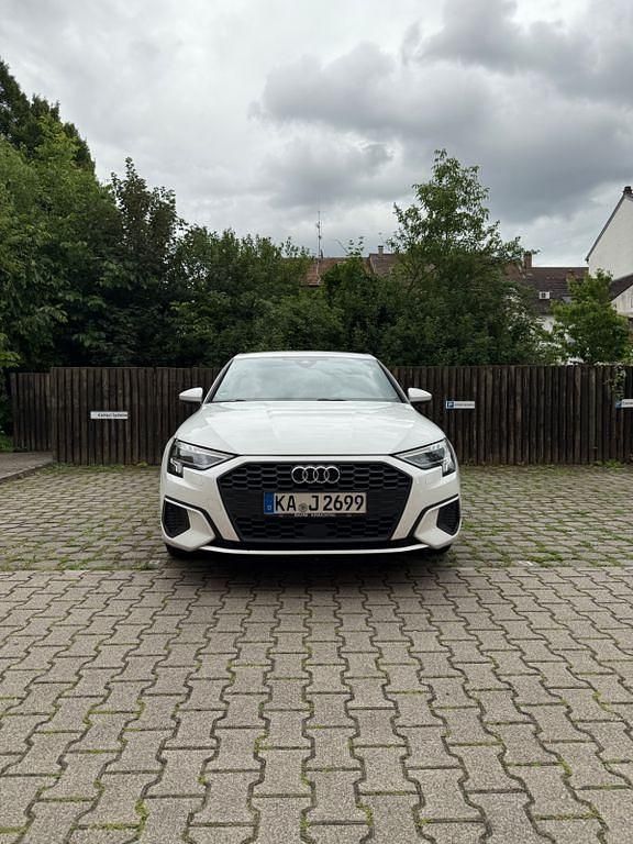 Weiß Gebraucht 2022 Audi A3 Sportback Limousine | 24.500 € (Fairer Preis) - Bild 1/4