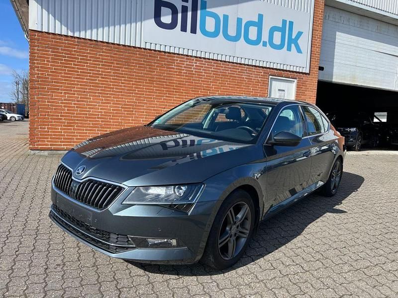Gebraucht Skoda Superb Style 150 PS (110 kW) 2015 Grau Limousine