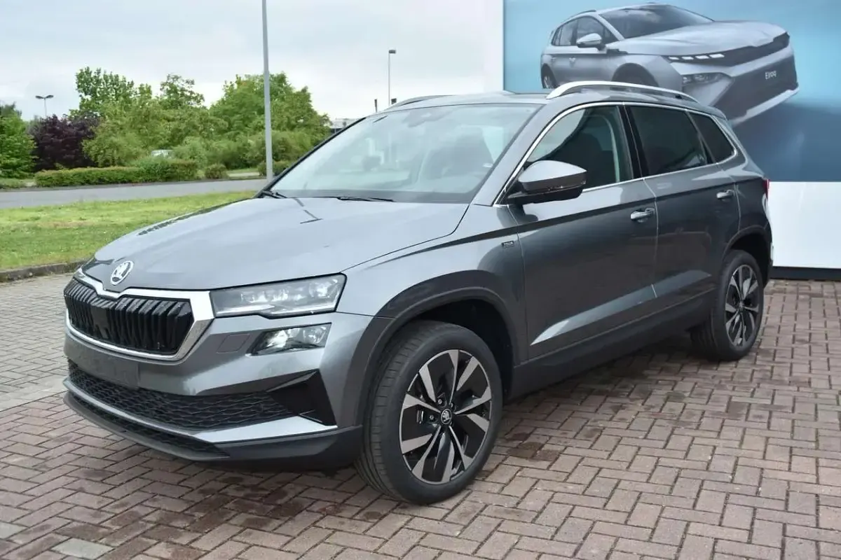 Neu Skoda Karoq Tour 150 PS (110 kW) 2026 Graphitegrau metallic SUV