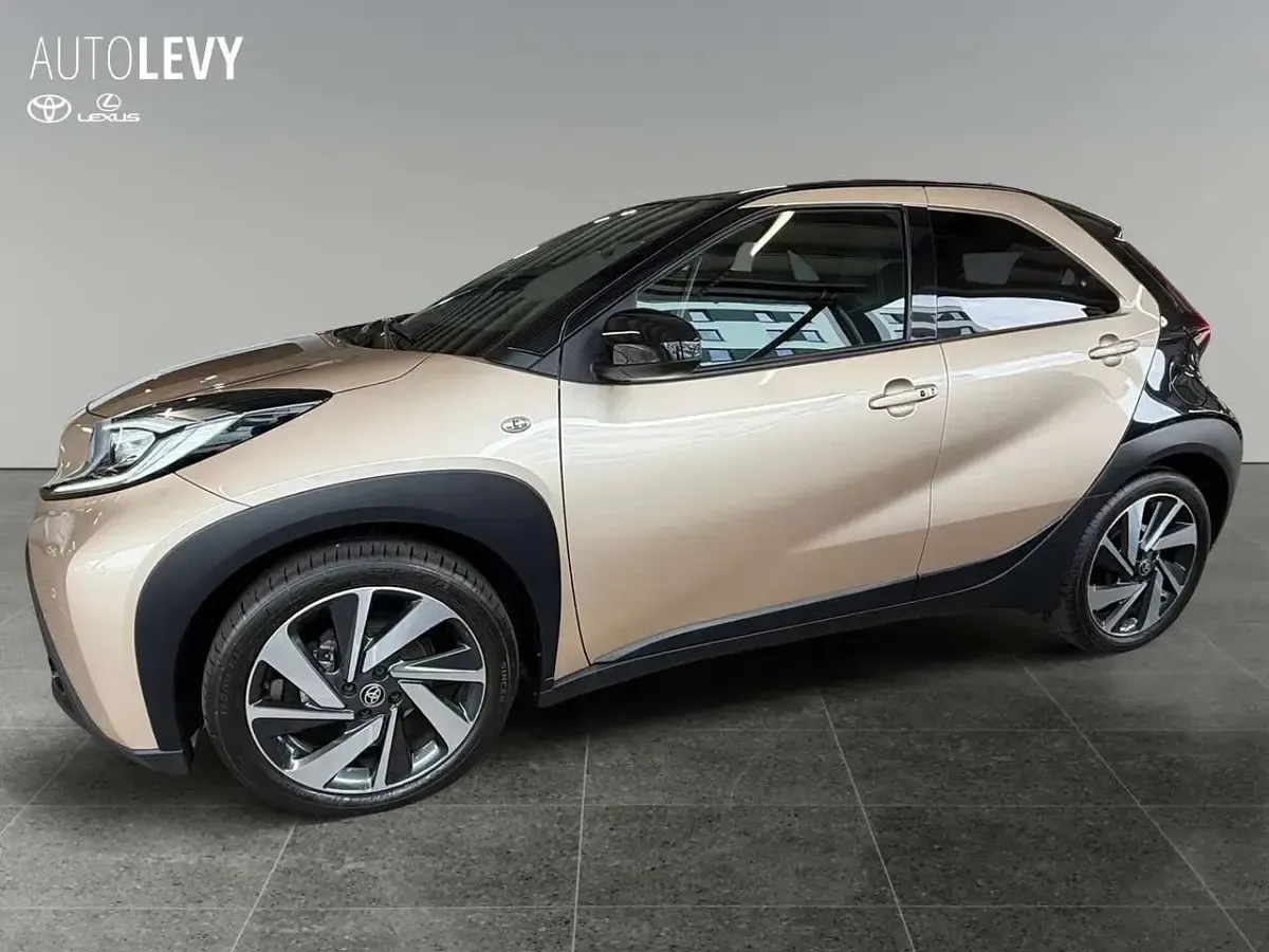 Gebraucht Toyota Aygo X X-plore 72 PS (52 kW) 2023 Ginger beige metallic/ night sky black SUV