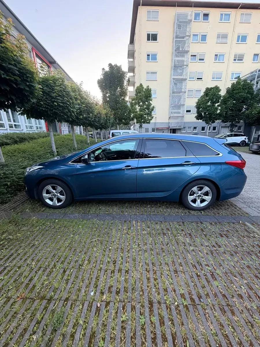 Gebraucht Hyundai i40 177 PS (130 kW) 2011 Blau Kombi