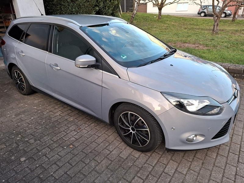 Gebraucht Ford Focus Trend 140 PS (102 kW) 2014 Grau Kombi
