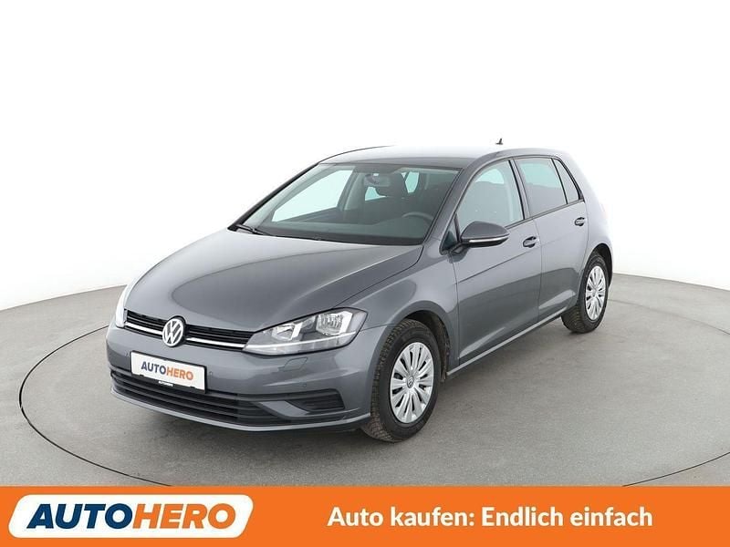 Grau Gebraucht 2018 VW Golf Trendline Limousine | 13.520 € (Superpreis) - Bild 1/3
