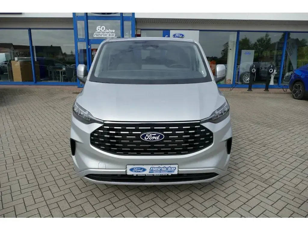 Gebraucht Ford Tourneo Titanium 136 PS (100 kW) 2025 Silber Van / Kleinbus