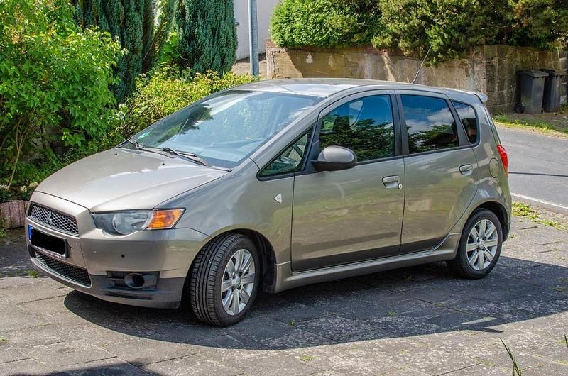 Grau Gebraucht 2012 Mitsubishi Colt Limousine | 1.989 € (Superpreis) - Bild 1/4