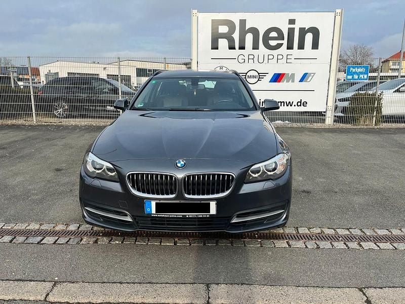 Grau Gebraucht 2016 BMW 518 Sport Line Limousine | 11.990 € (Superpreis) - Bild 1/4