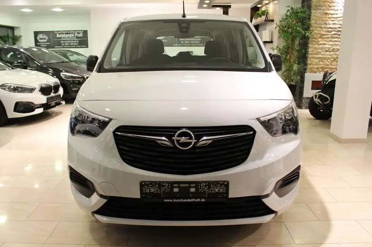Używany Opel Combo Life 110 KM (80 kW) 2022 Biały Minivan