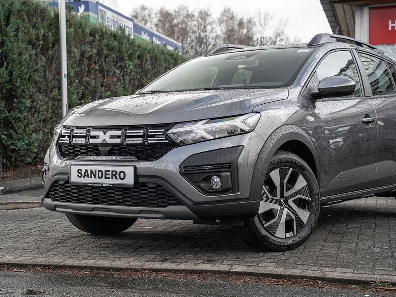 Neu Dacia Sandero Expression 91 PS (66 kW) 2025 Grau Limousine