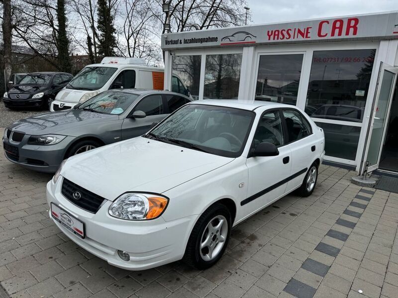 Weiß Gebraucht 2002 Hyundai Elantra GLS Limousine | 1.700 € - Bild 1/4