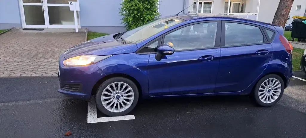 Gebraucht Ford Fiesta 101 PS (74 kW) 2014 Blau Kleinwagen