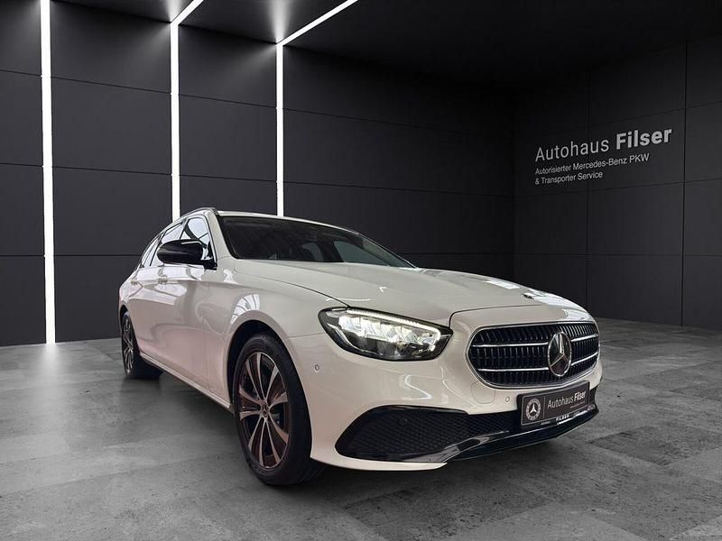 Weiß Gebraucht 2022 Mercedes E300 Avantgarde Limousine | 39.930 € (Etwas zu teuer) - Bild 1/4